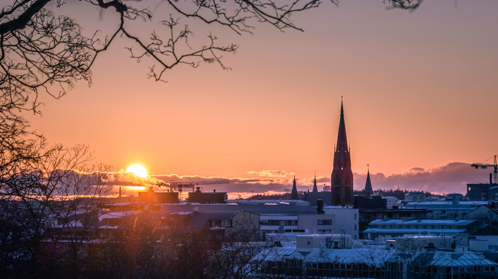 Le soleil se couche sur une ville aux grands immeubles