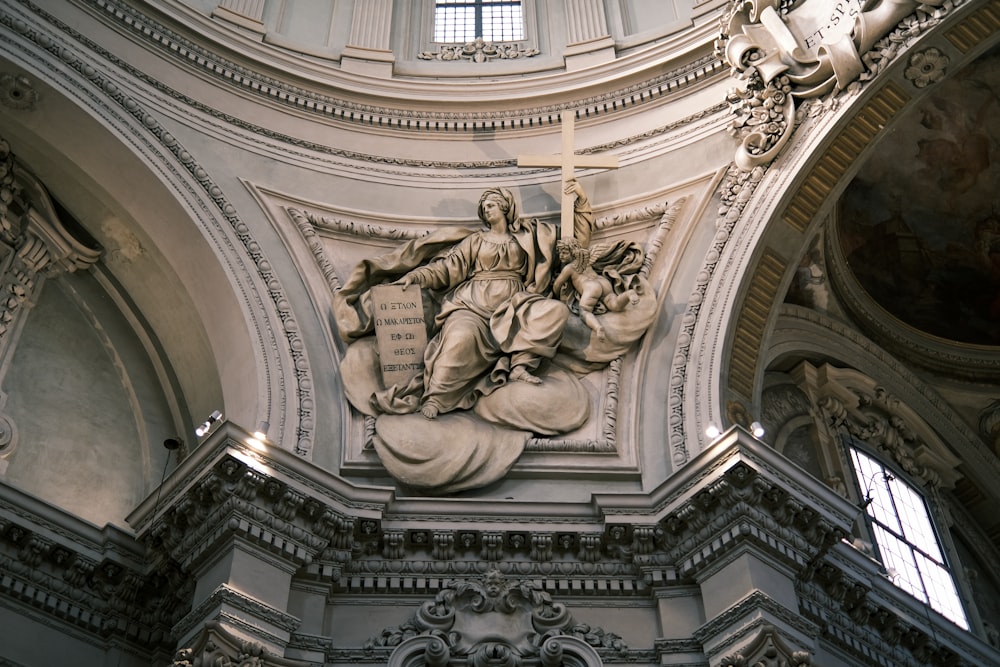 Una estatua de una mujer sosteniendo un libro en un edificio