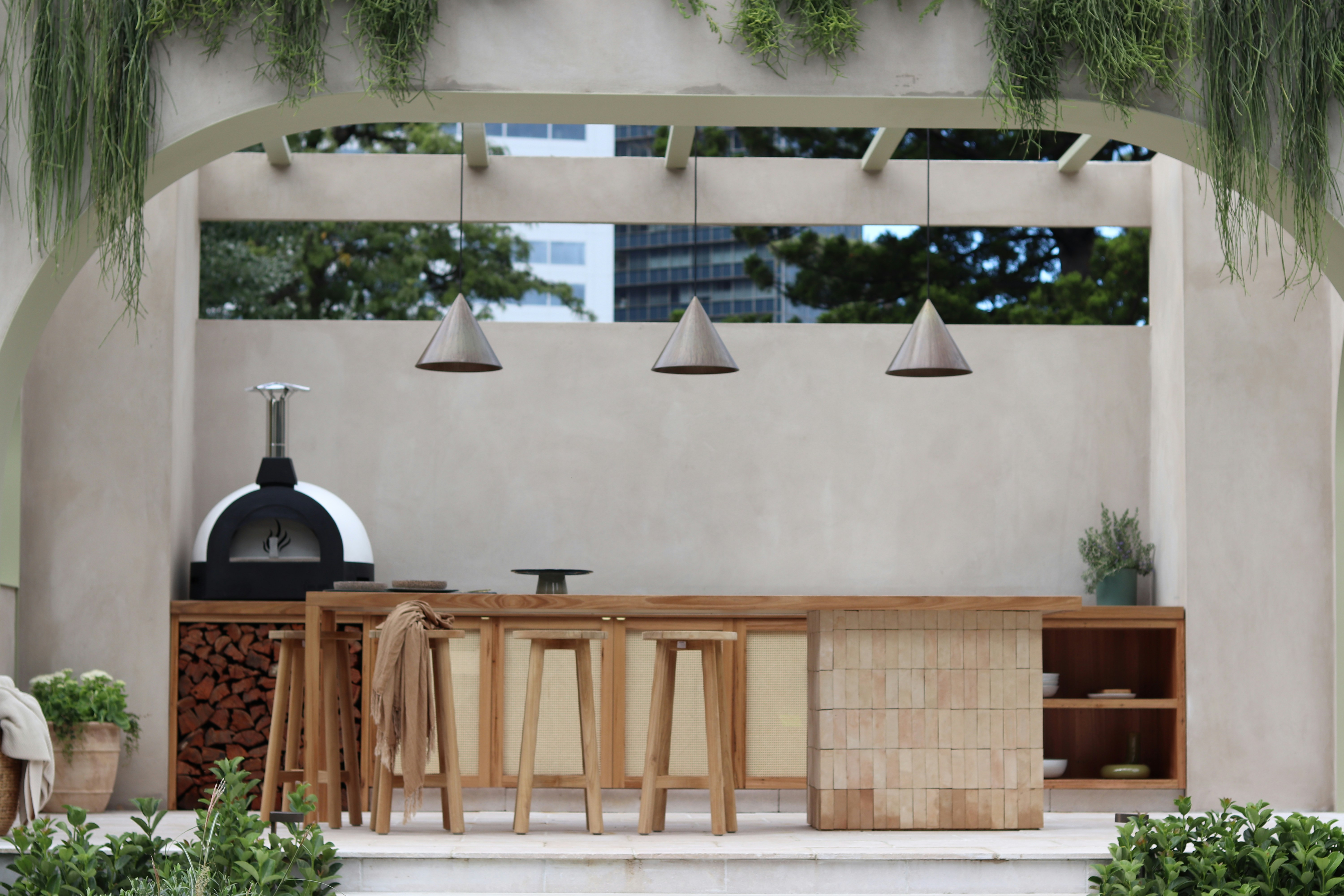 Outdoor kitchen and patio area - hardscaping services