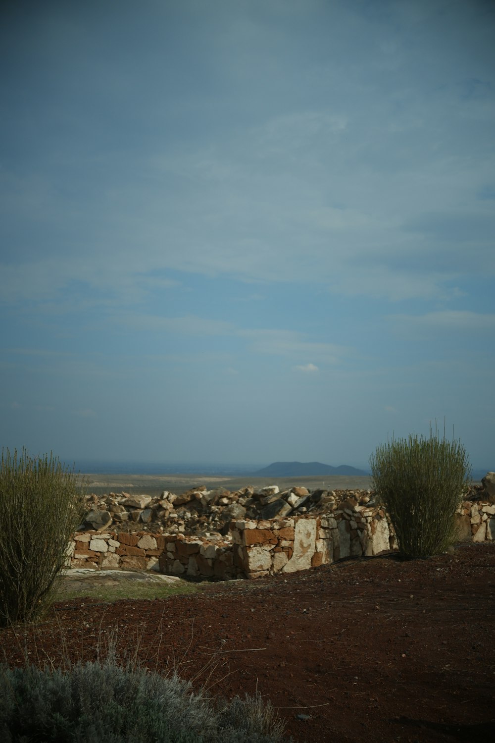 uma parede de pedra no meio de um campo