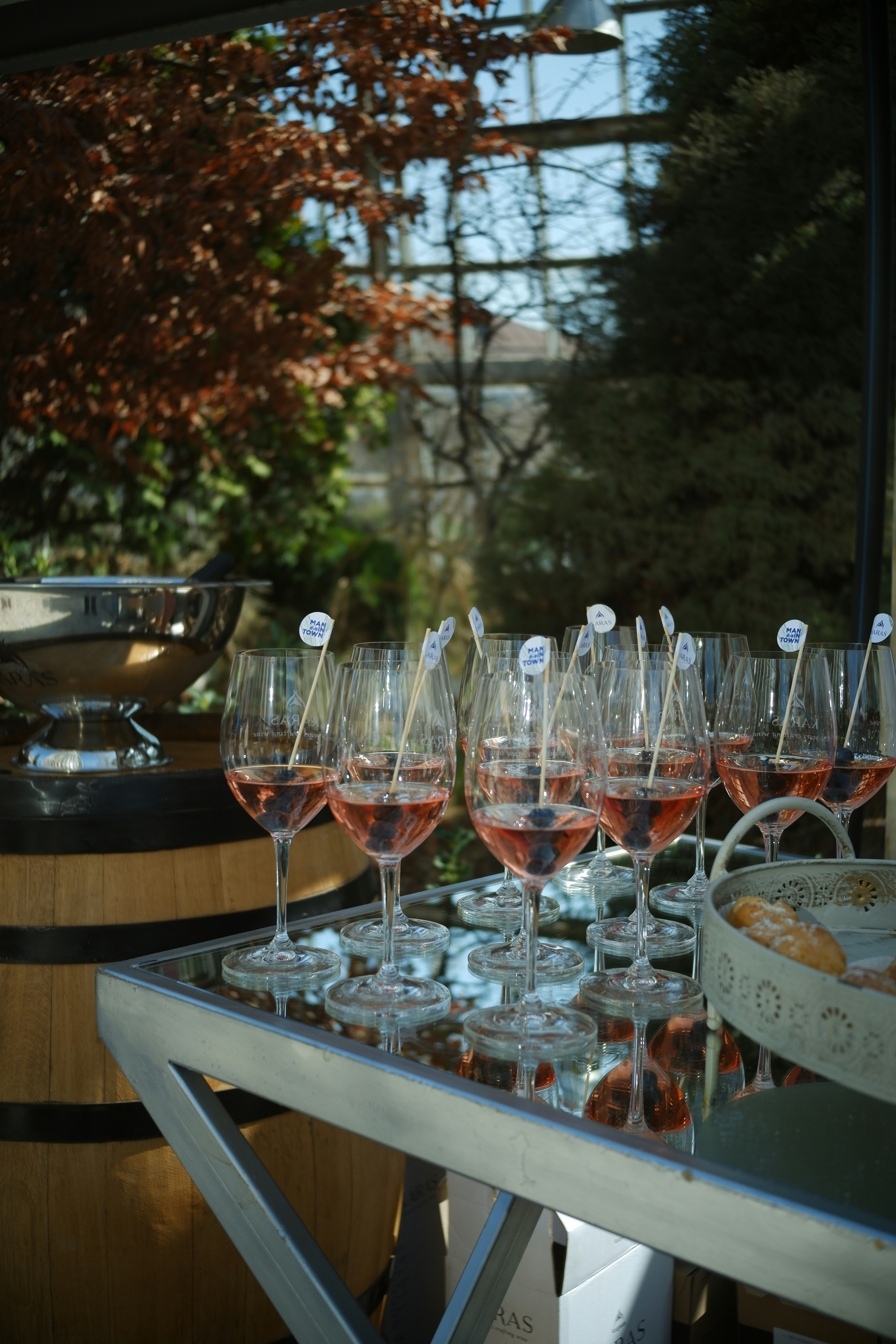 un tas de verres à vin qui sont sur une table