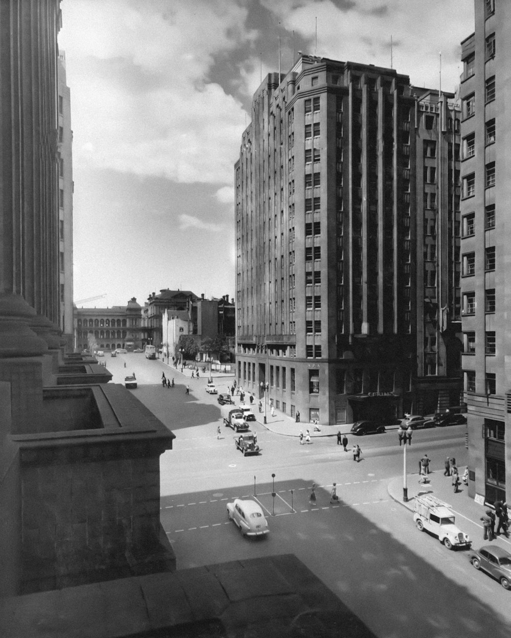 a black and white photo of a city street