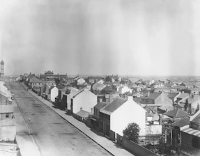 Old black and white photo of Planaltina's main street from the early 1900s.