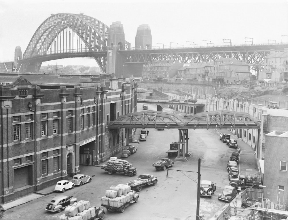 Una foto en blanco y negro de una ciudad vieja