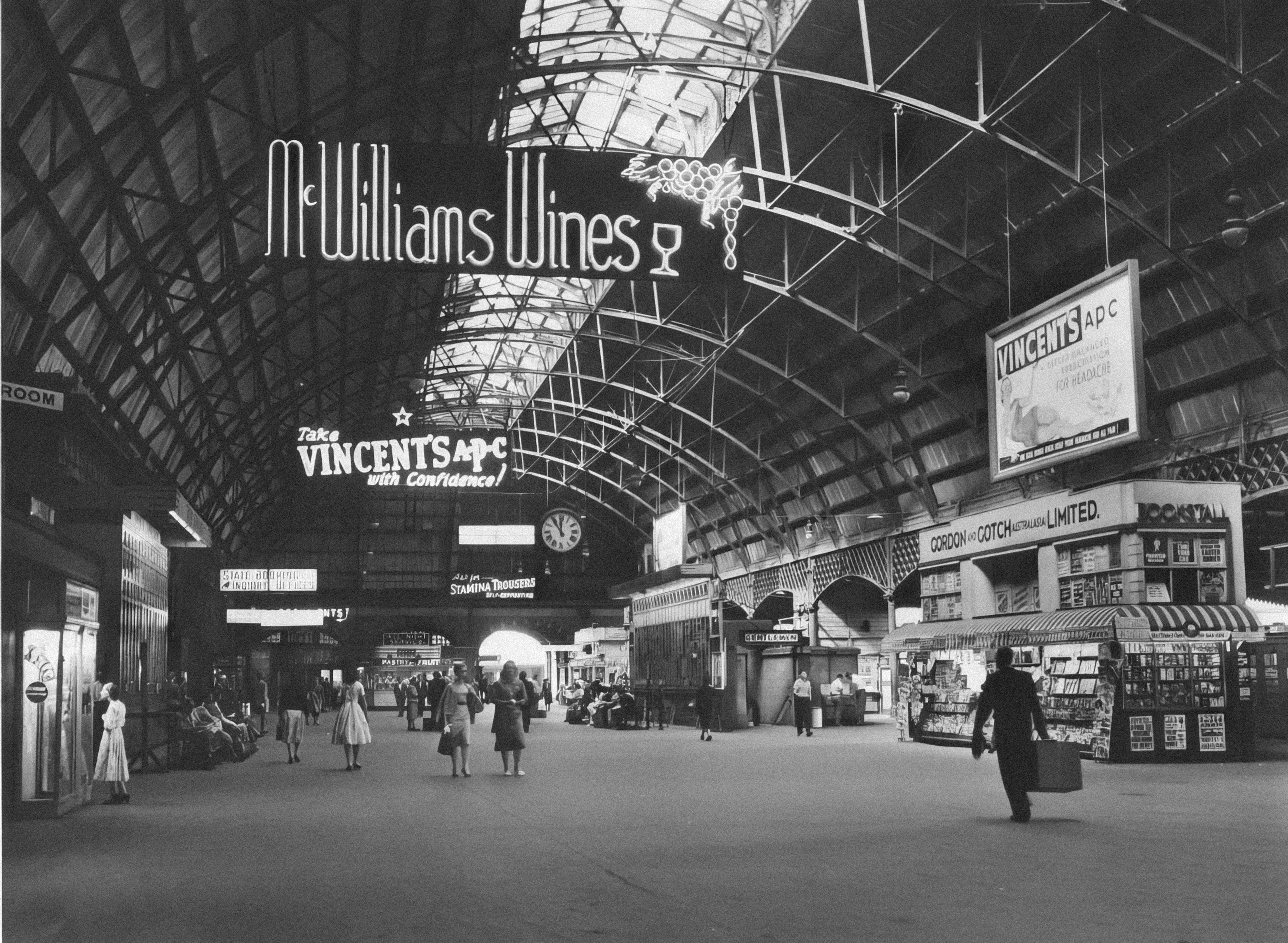 Une photo en noir et blanc d’une gare