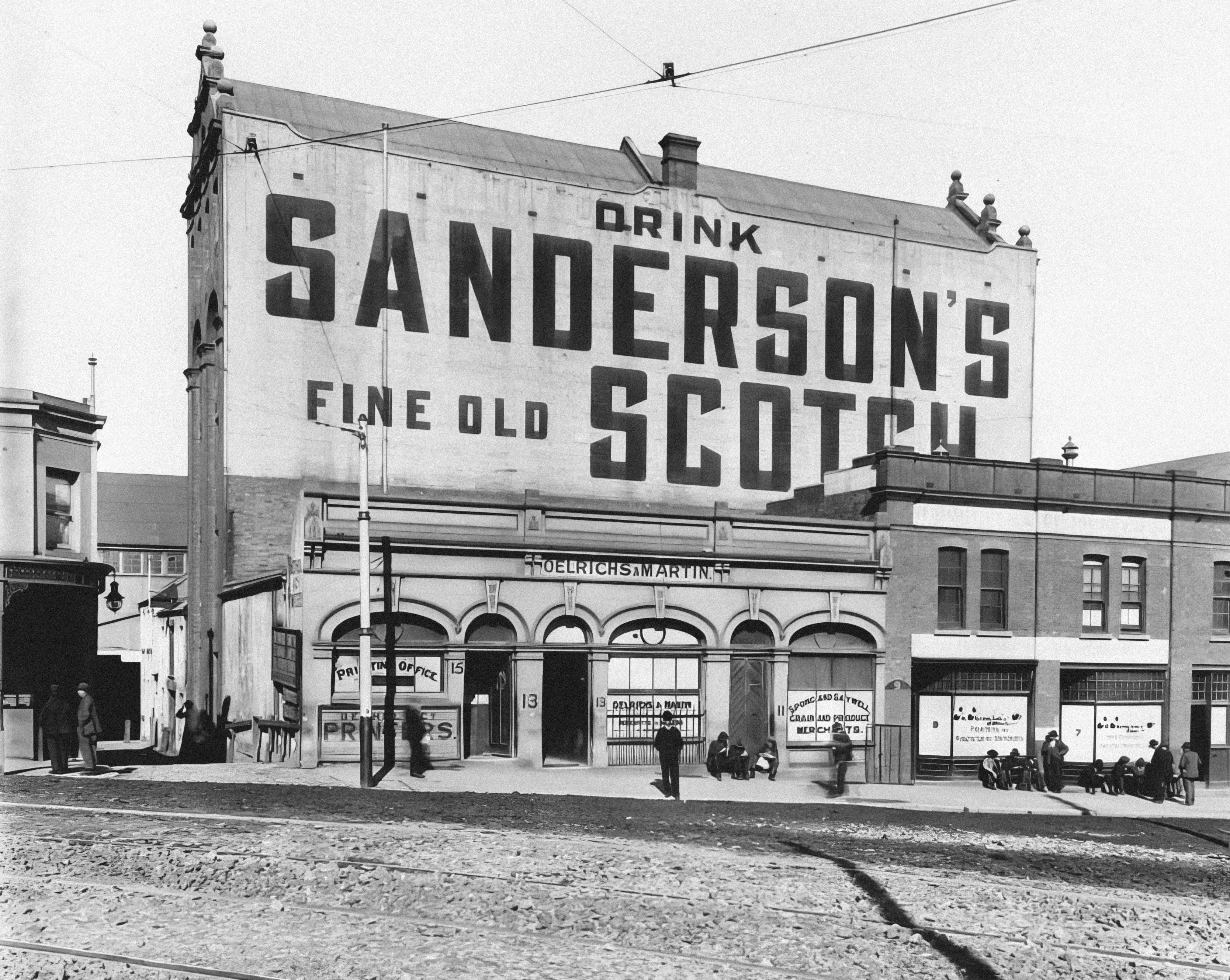 une photo en noir et blanc d’un bâtiment avec une pancarte