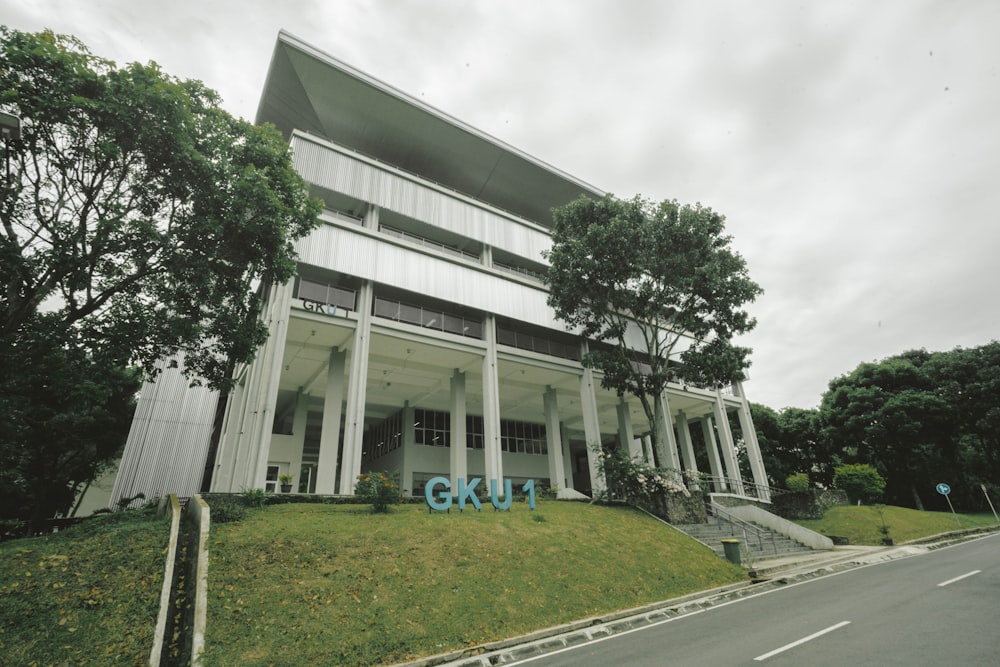 a large building with columns and columns on the side of it