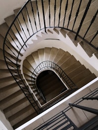 Scale condominiali pulite e luminose dopo intervento professionale