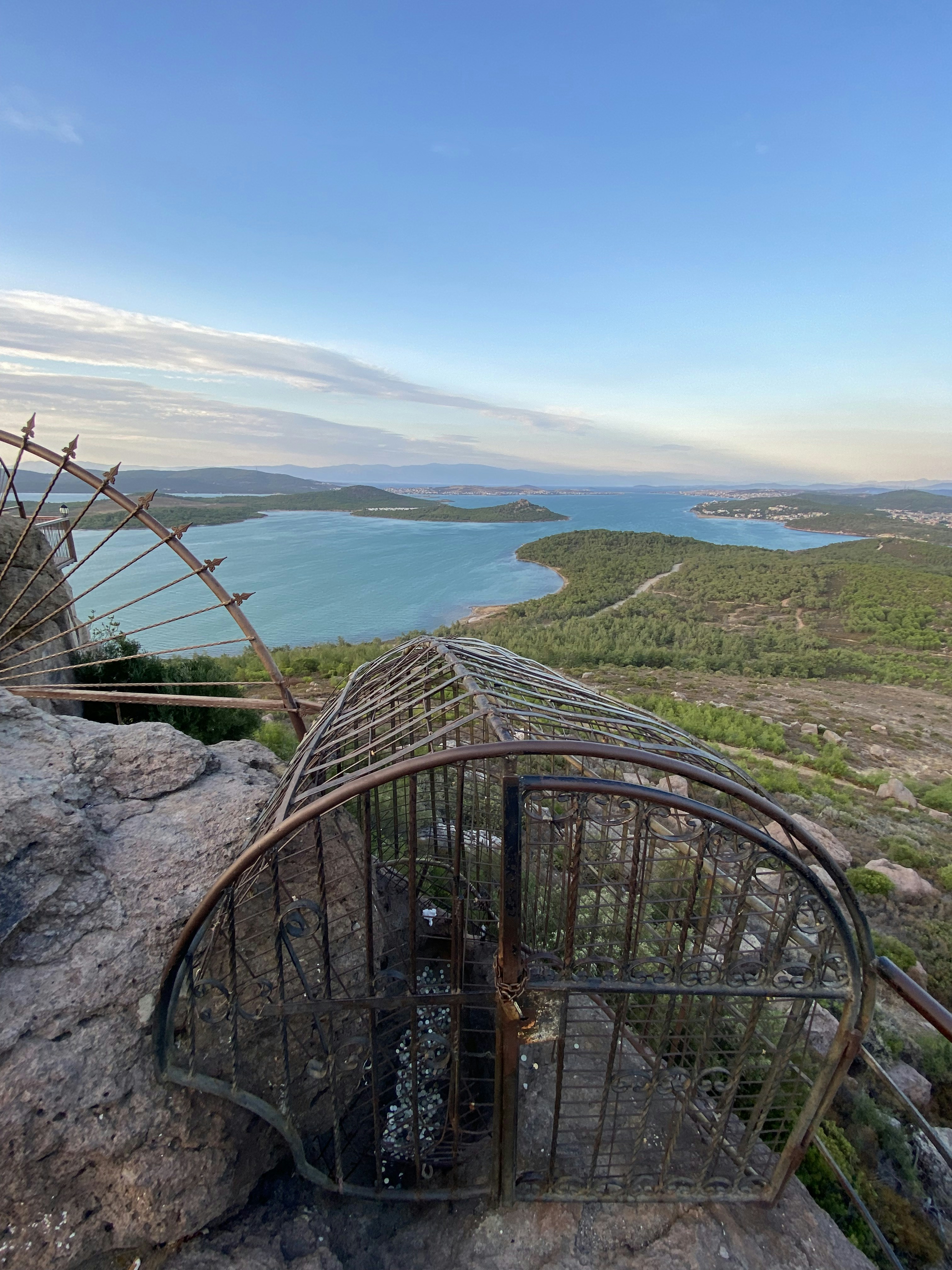 une cage à oiseaux posée au sommet d’un gros rocher