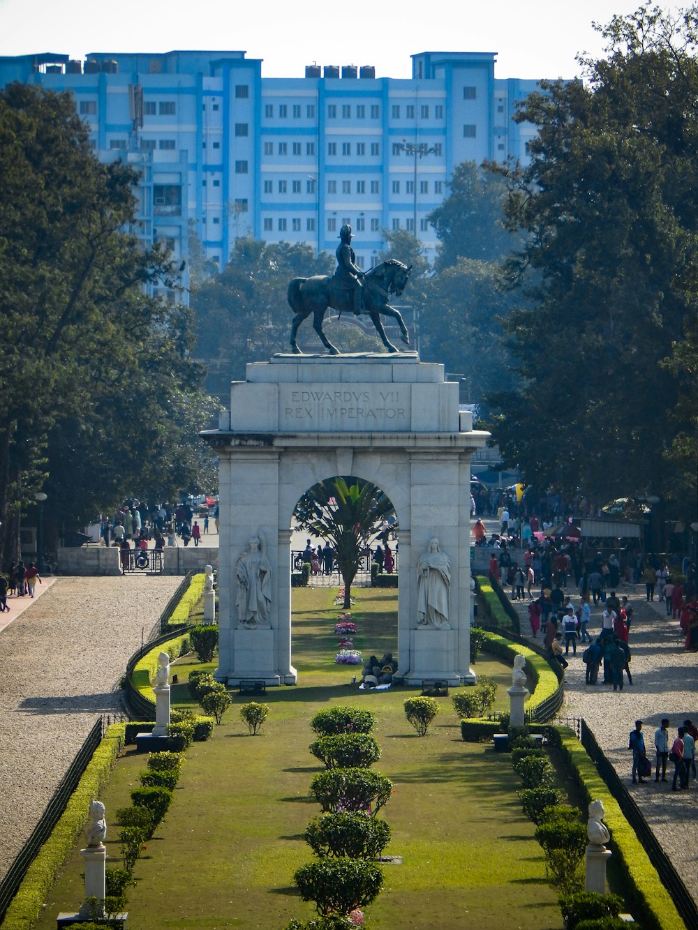 eine Statue eines Mannes, der in einem Park auf einem Pferd reitet;