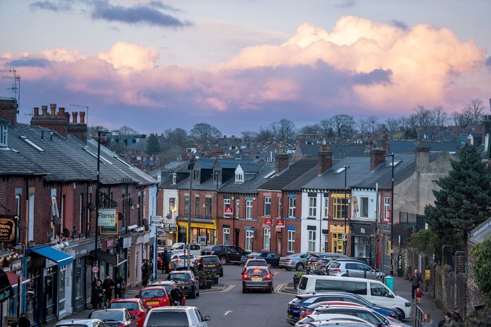 a city street filled with lots of parked cars