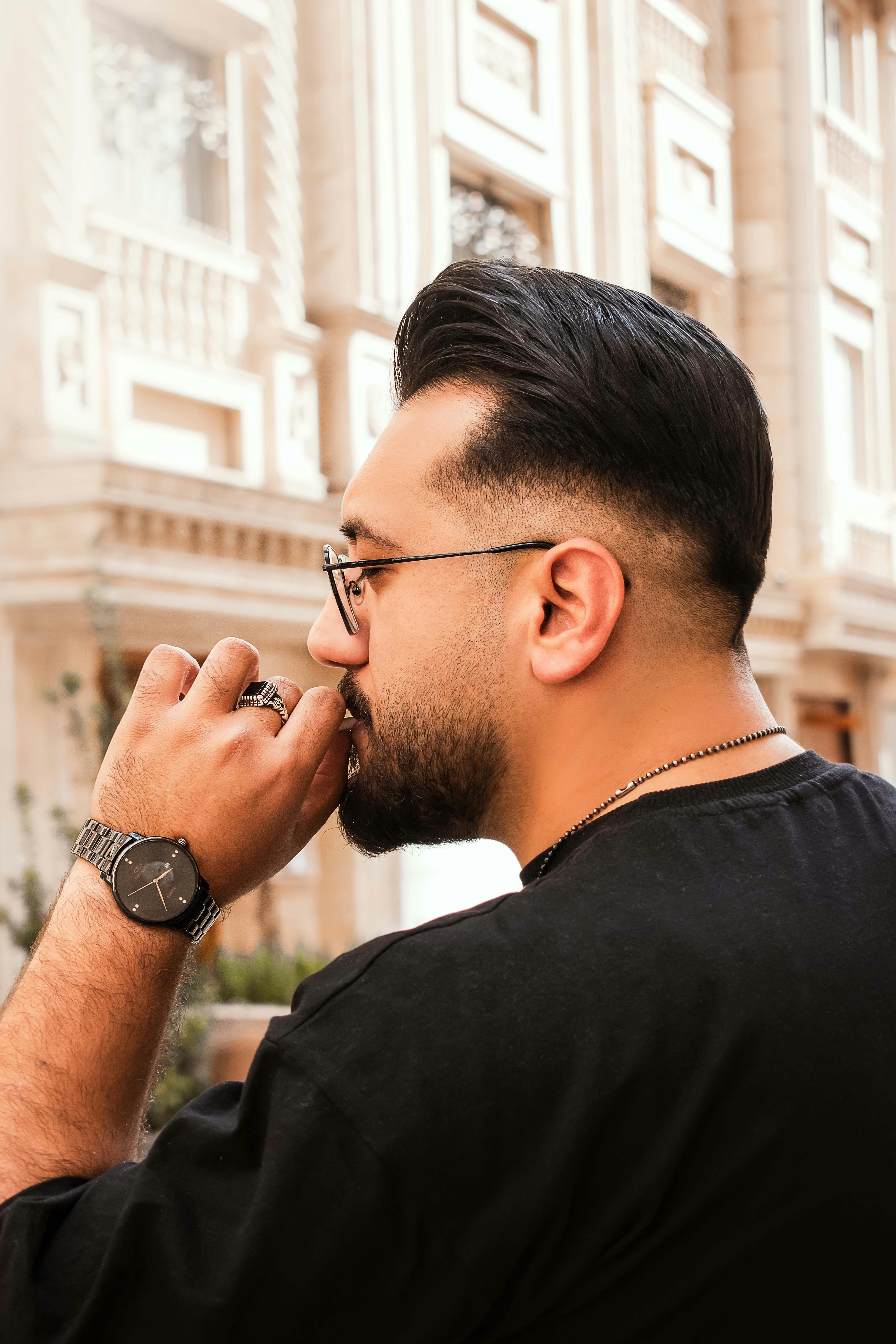 Un uomo con un orologio sulla mano sinistra e un orologio sulla mano destra  foto – Immagine gratis di Uomo su Unsplash, image size:3000x4500
