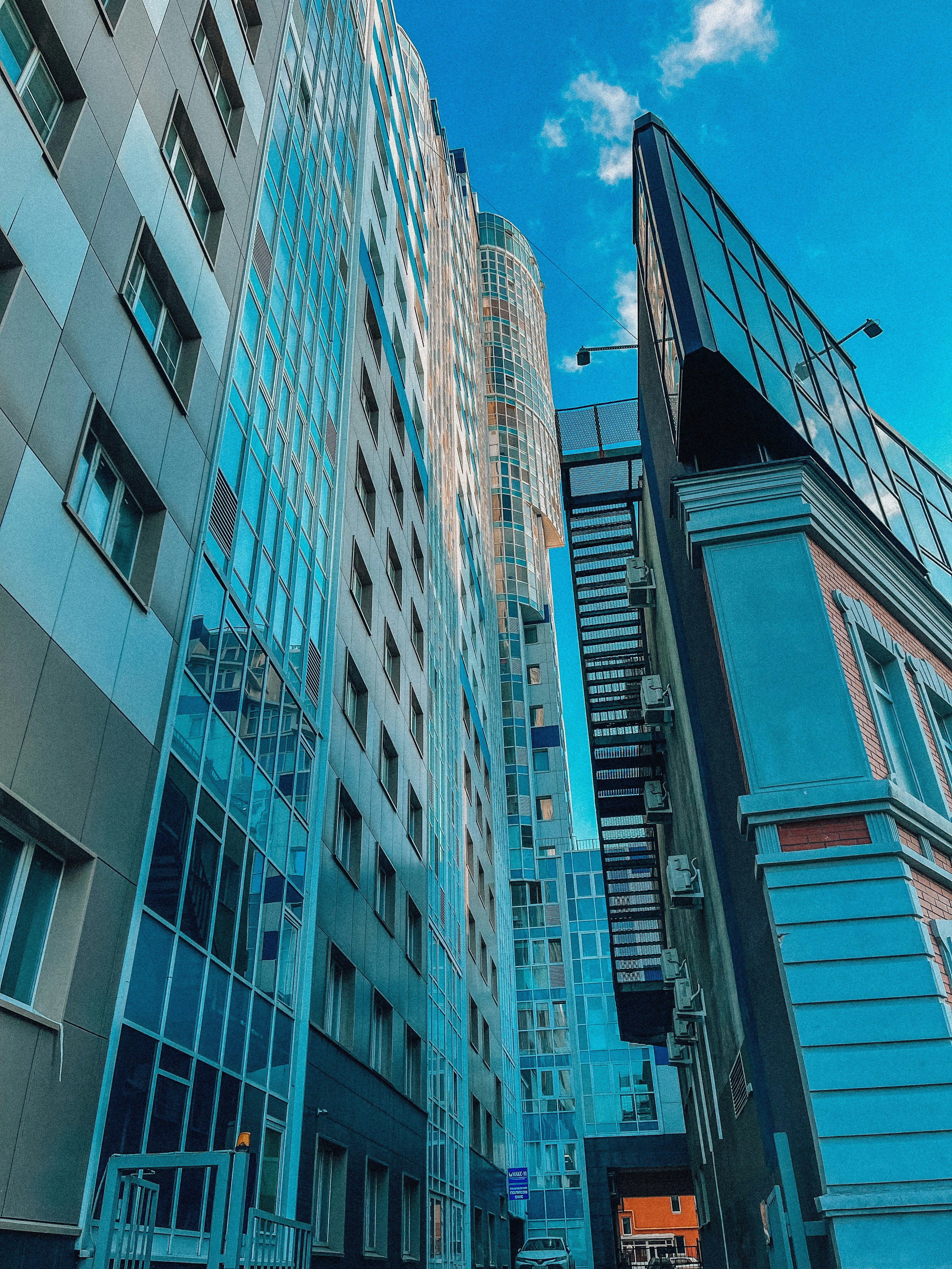 quelques grands immeubles assis l’un à côté de l’autre