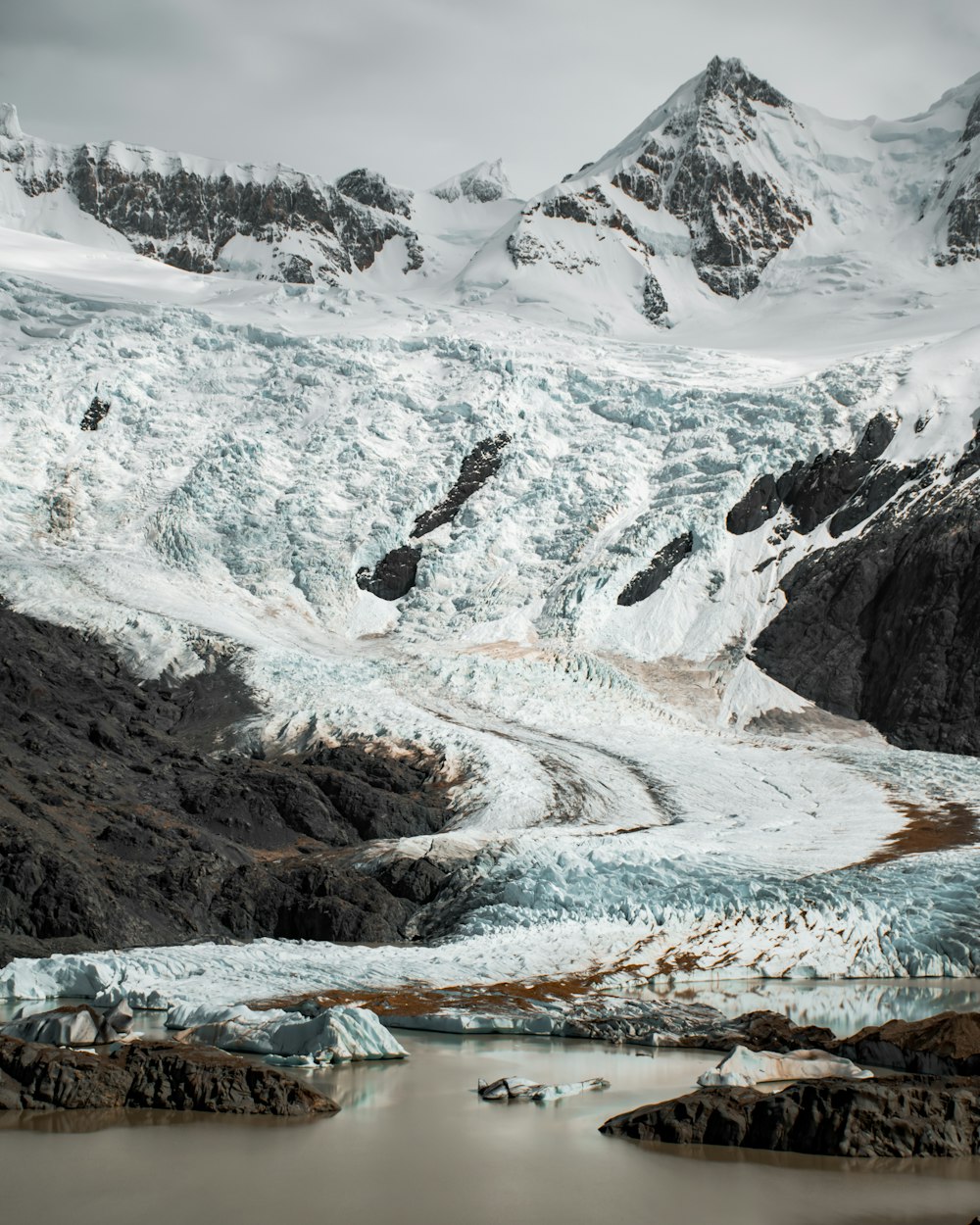 Un grande ghiacciaio con una montagna sullo sfondo