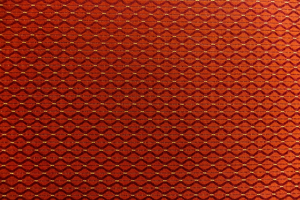 Un primer plano de una pared roja con un patrón en ella