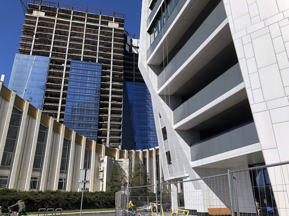 un edificio en construcción junto a otro edificio