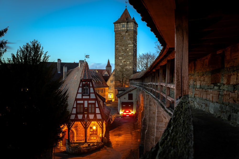 une haute tour de l’horloge dominant une ville