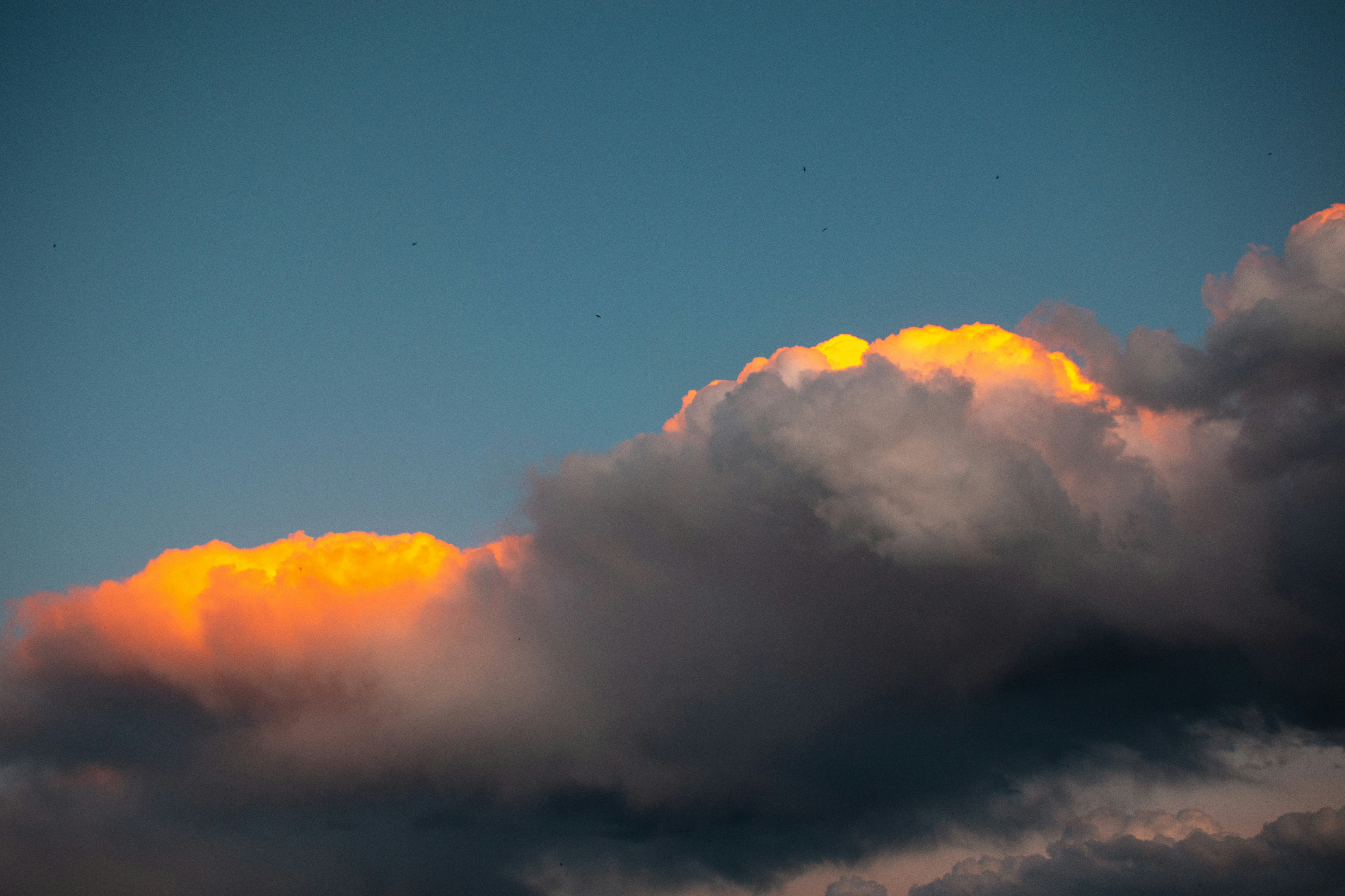 Un avion volant dans le ciel avec beaucoup de nuages