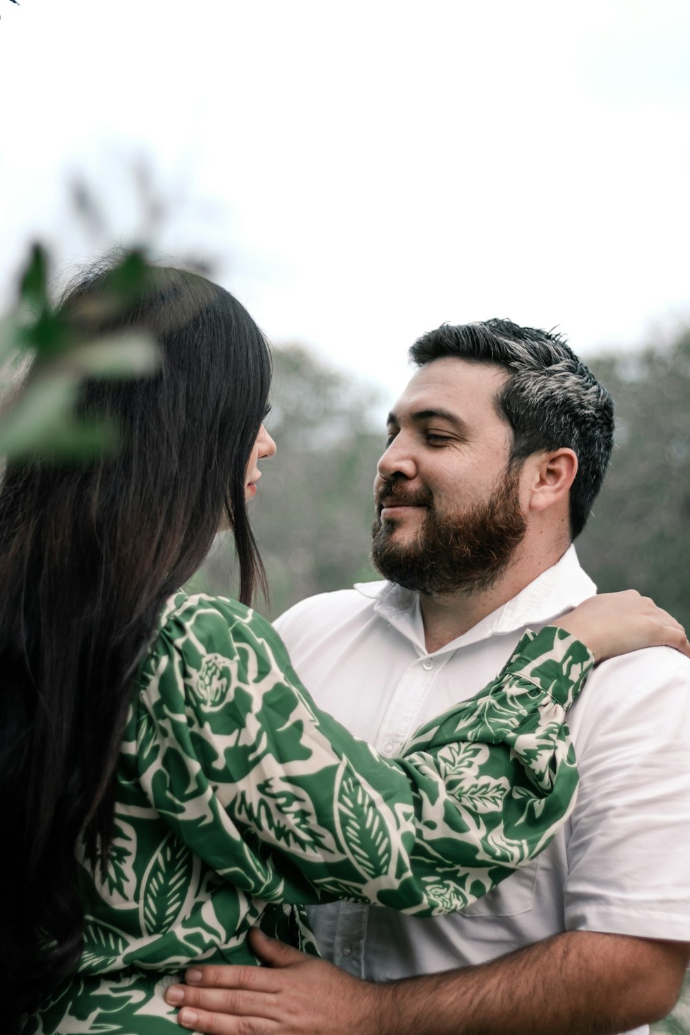 Un uomo che tiene una donna tra le braccia