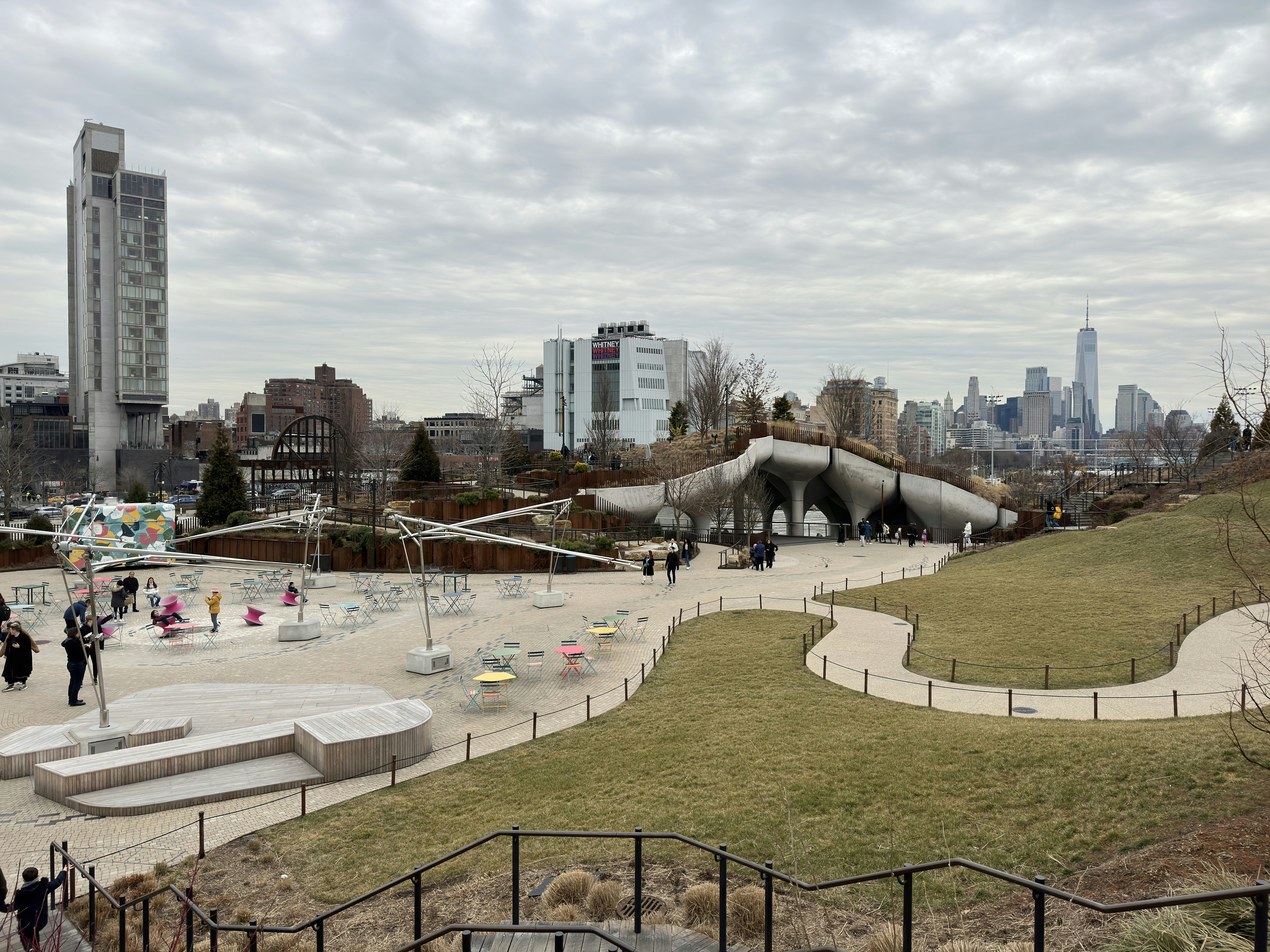 Un grupo de personas caminando por un parque