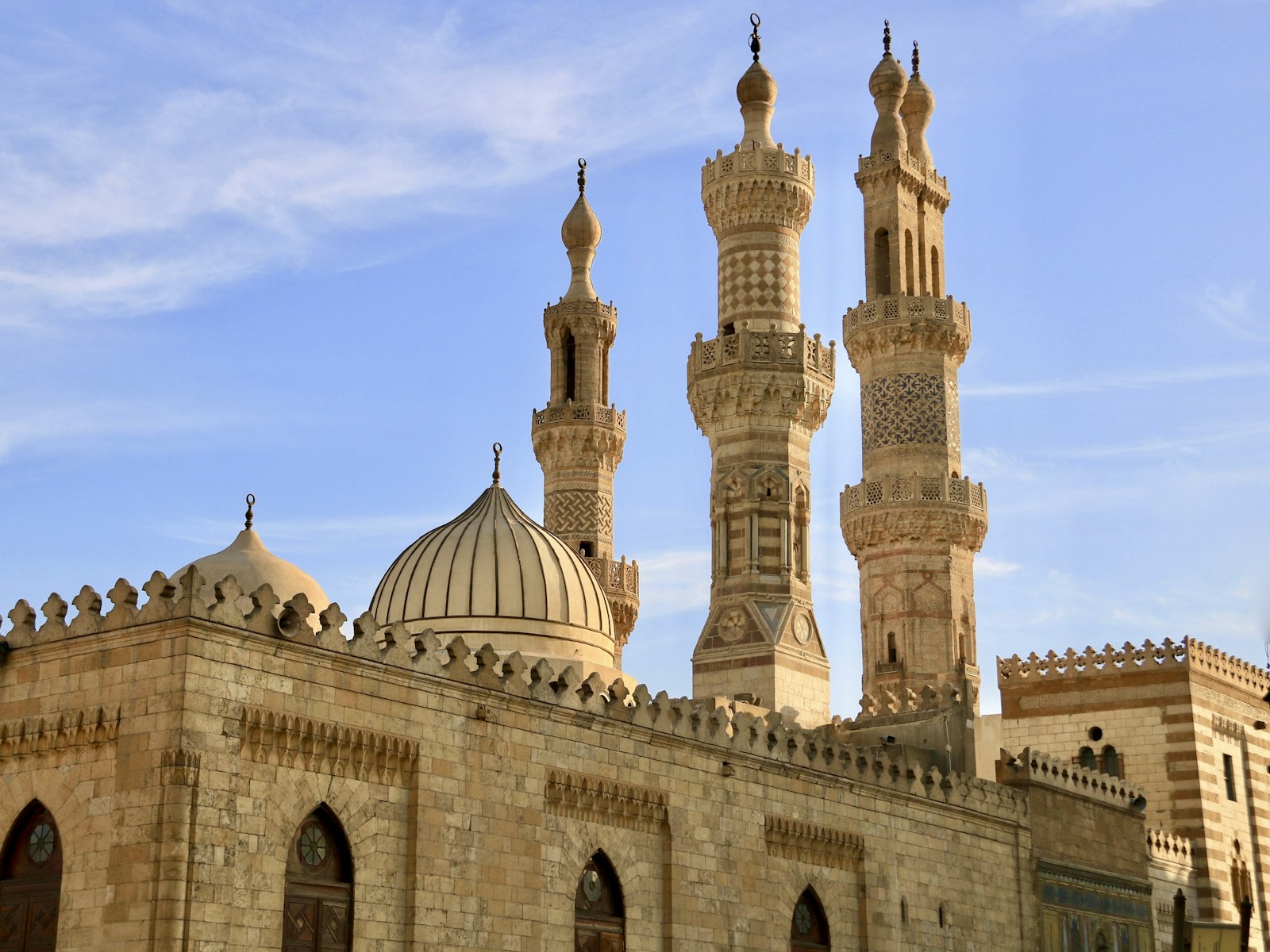 I minareti e la facciata della Moschea di Al-Azhar nel Cairo islamico