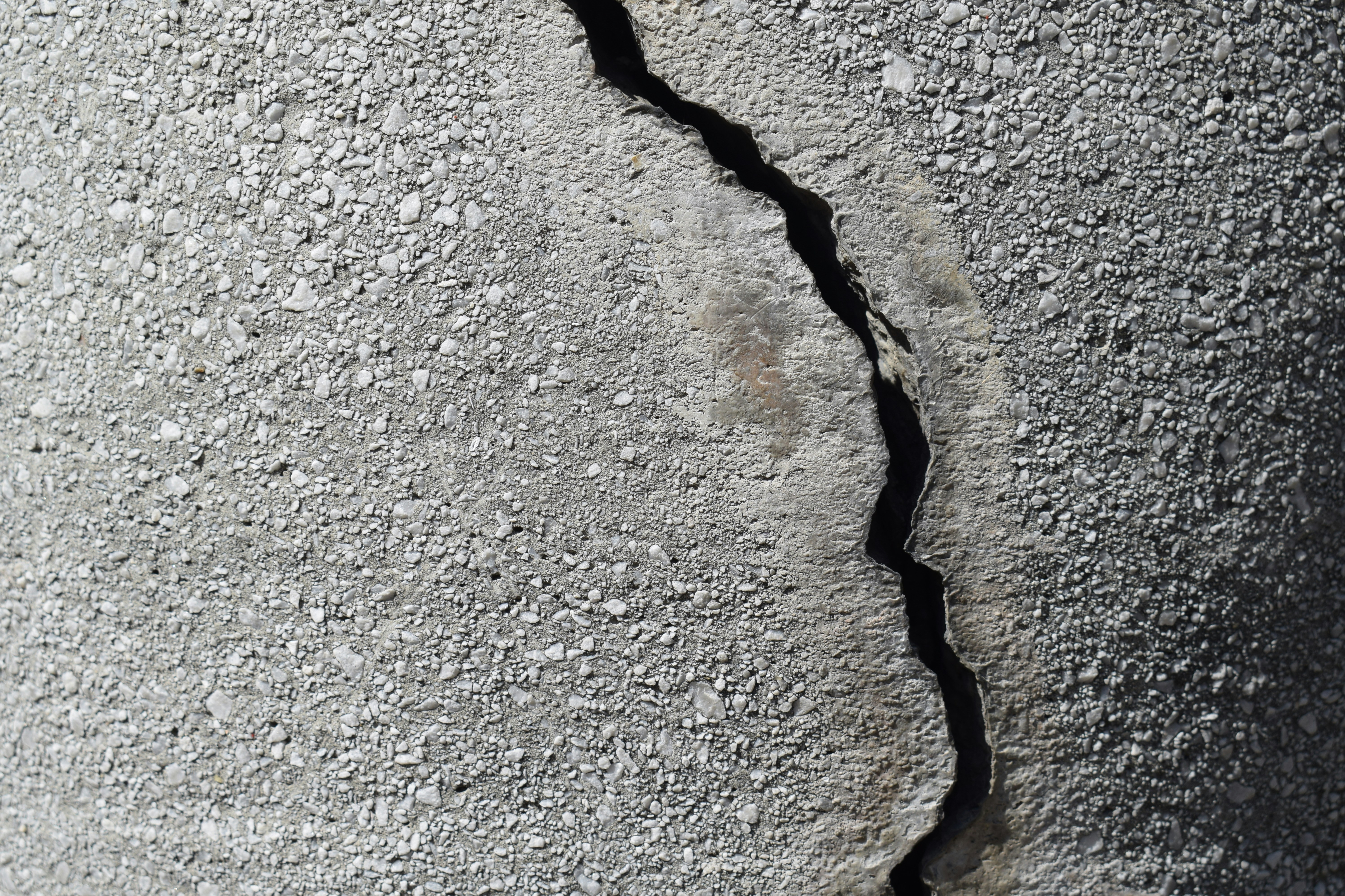 ein Riss in der Seite einer Betonwand