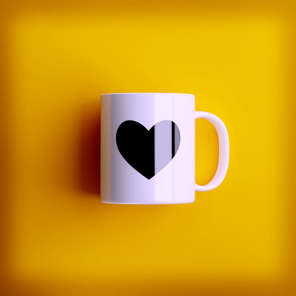 Caneca branca com coração em fundo amarelo