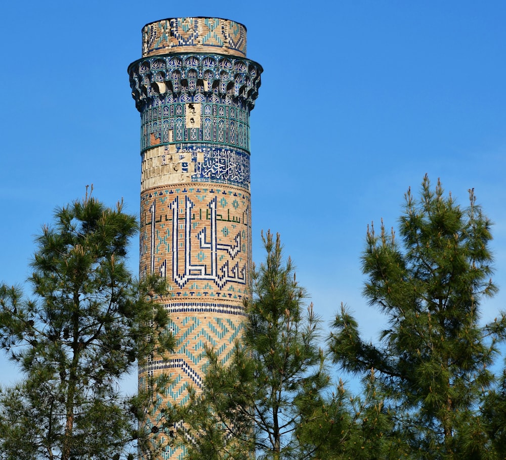 uma torre alta com escrita árabe sobre ele