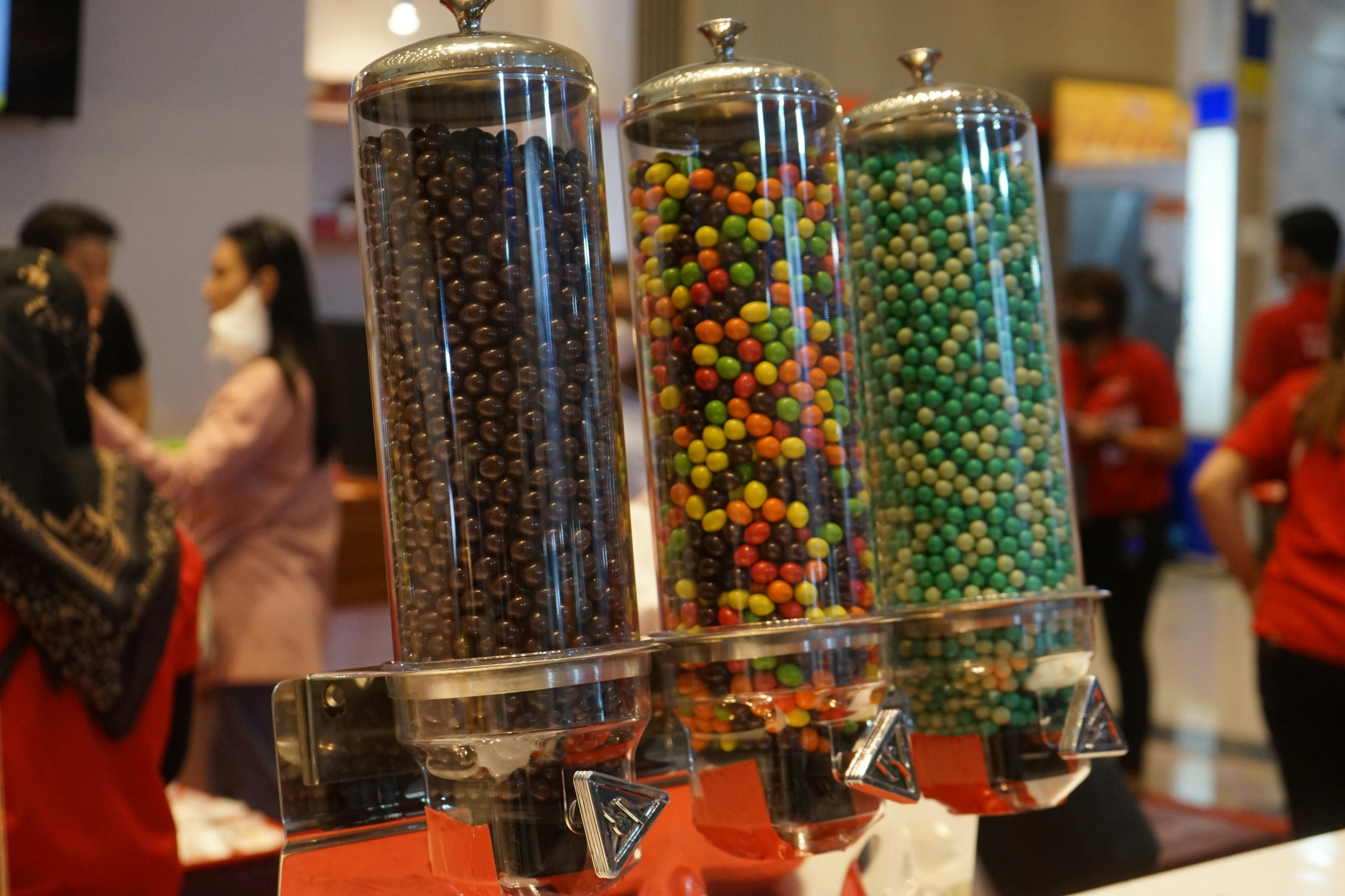 たくさんのキャンディーで満たされたキャンディーディスペンサー