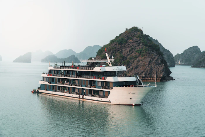 Luxury cruise through Halong Bay's karsts