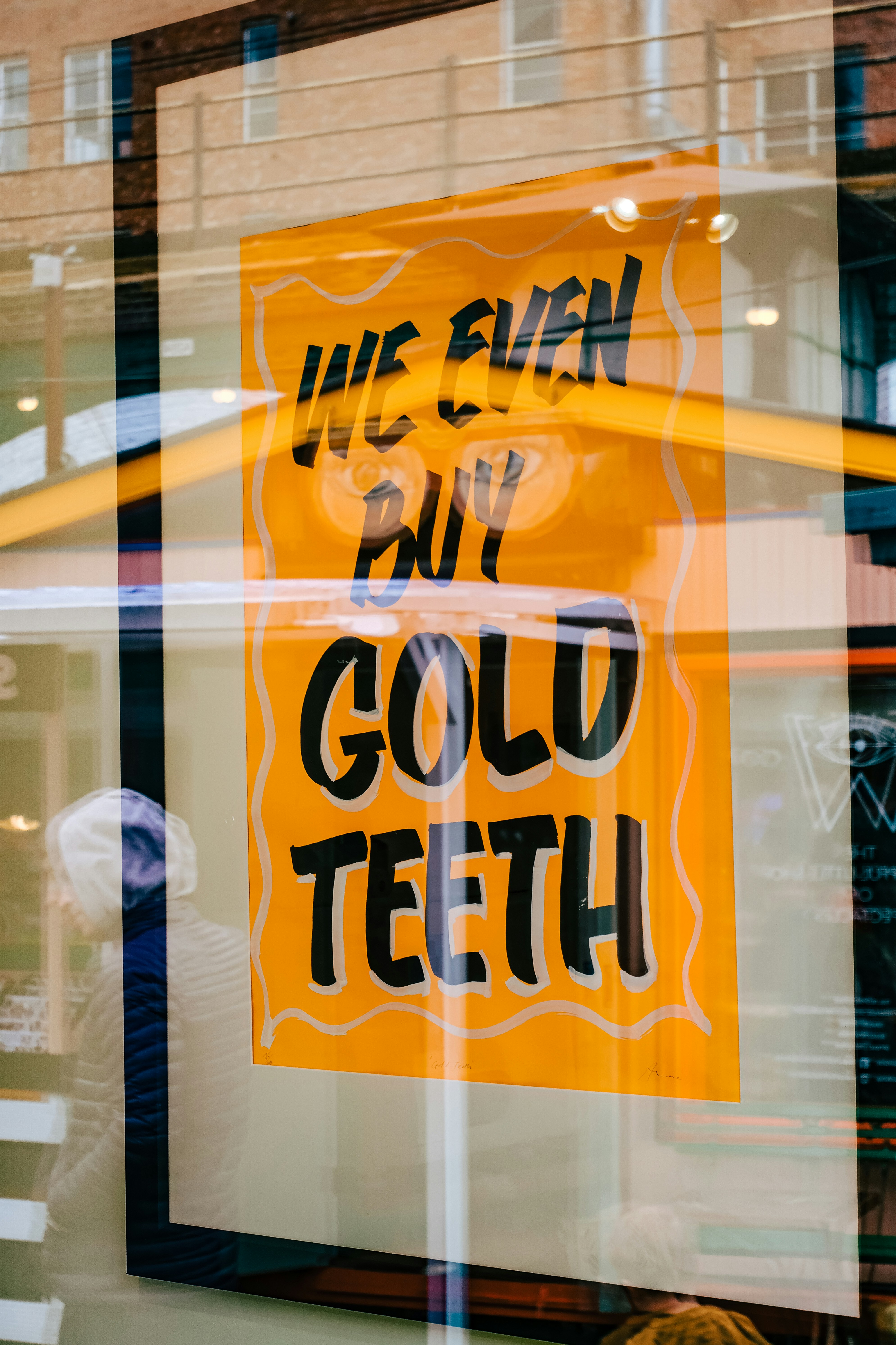 ein gelbes Schild an einem Glasfenster