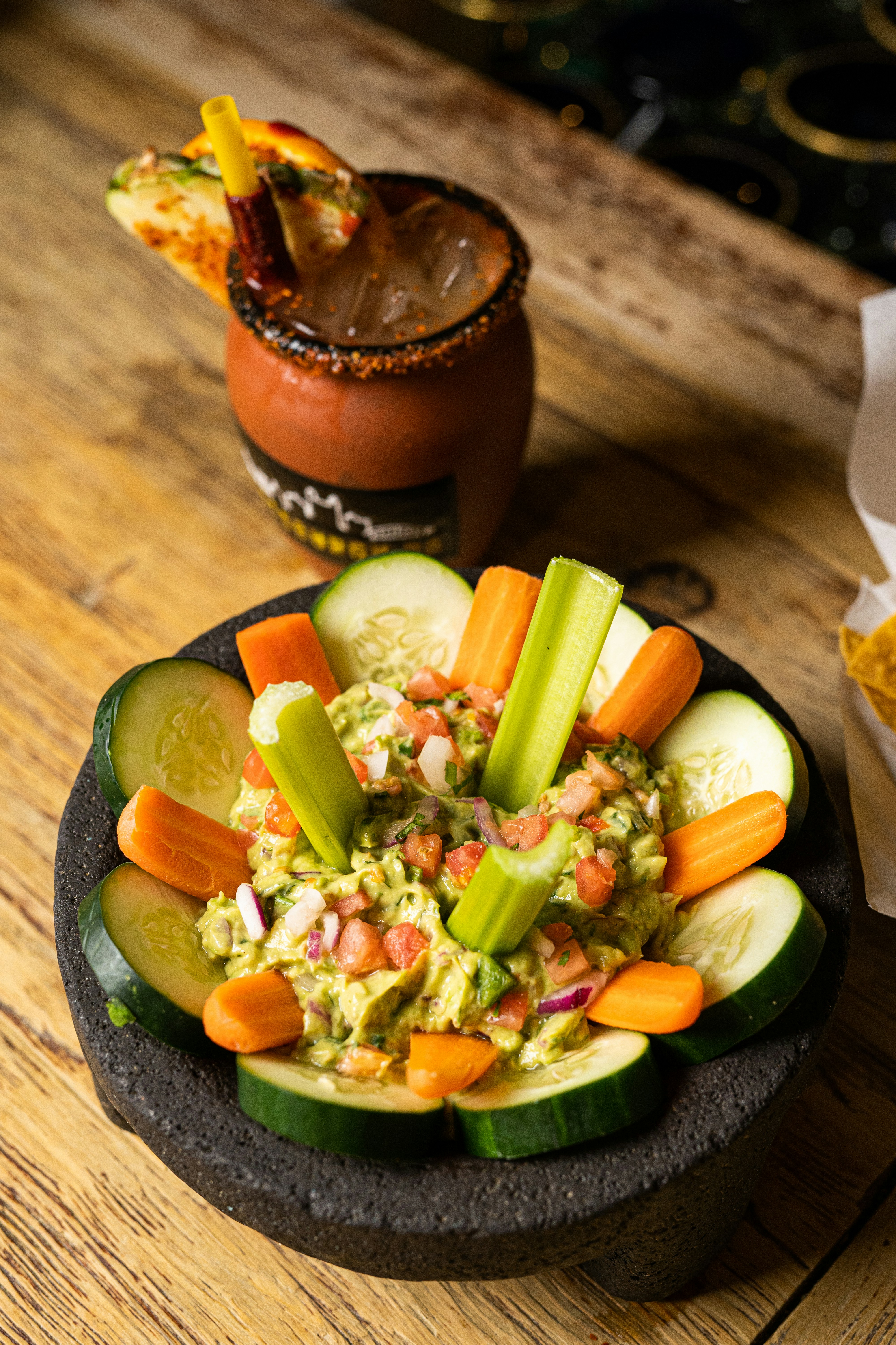 ein Holztisch mit einer Schüssel mit Essen