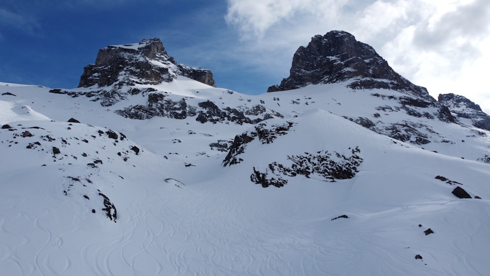 Una montaña cubierta de nieve con un fondo de cielo