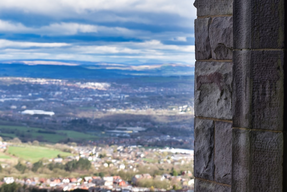 una vista di una città da una finestra