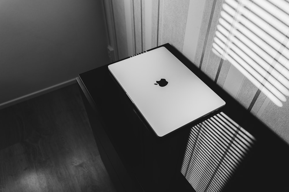 uma foto em preto e branco de um computador da maçã