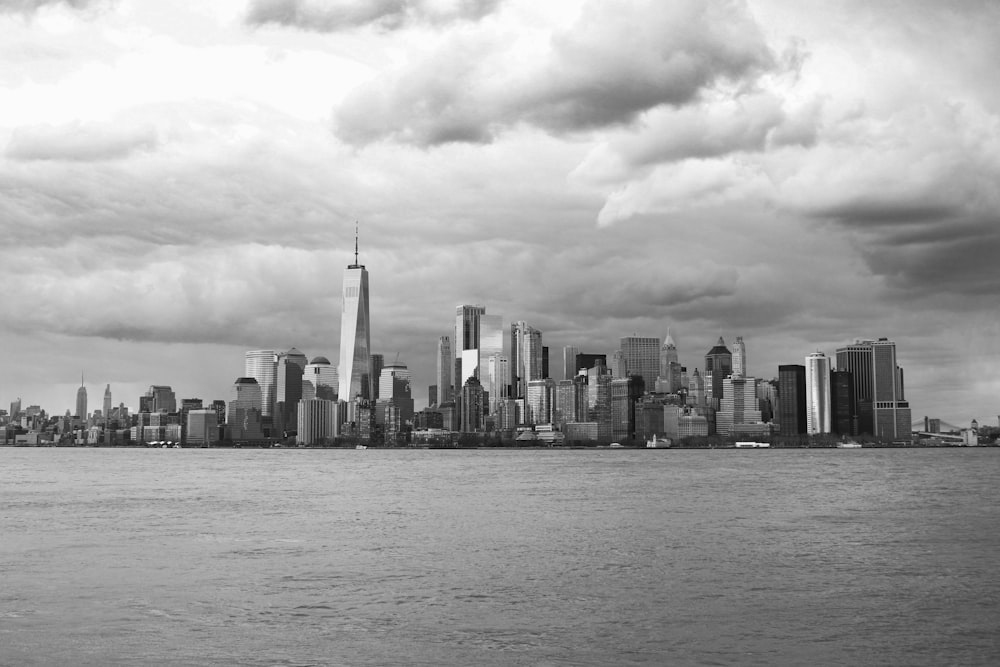 Una foto in bianco e nero di uno skyline della città