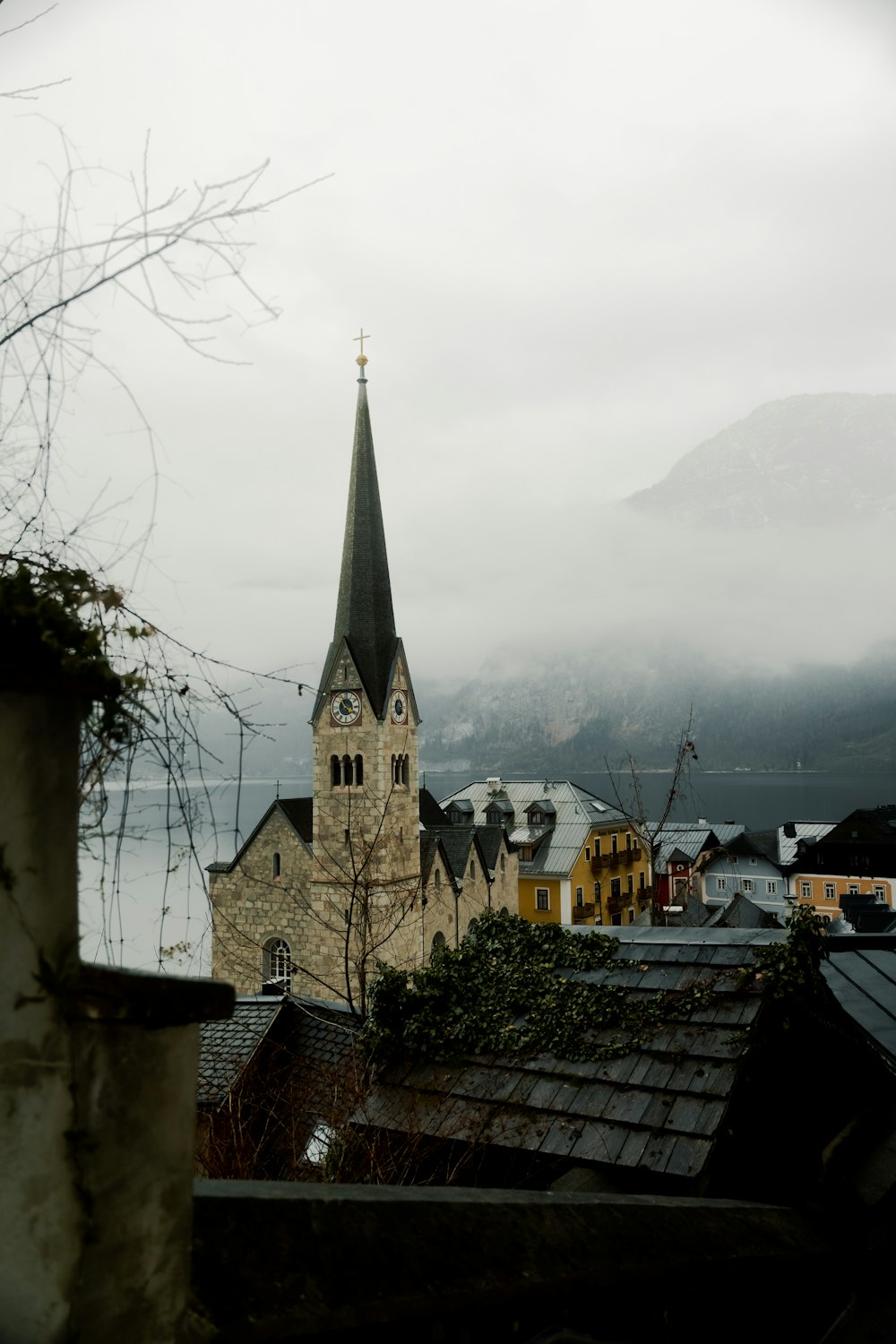 une église avec un clocher par temps nuageux