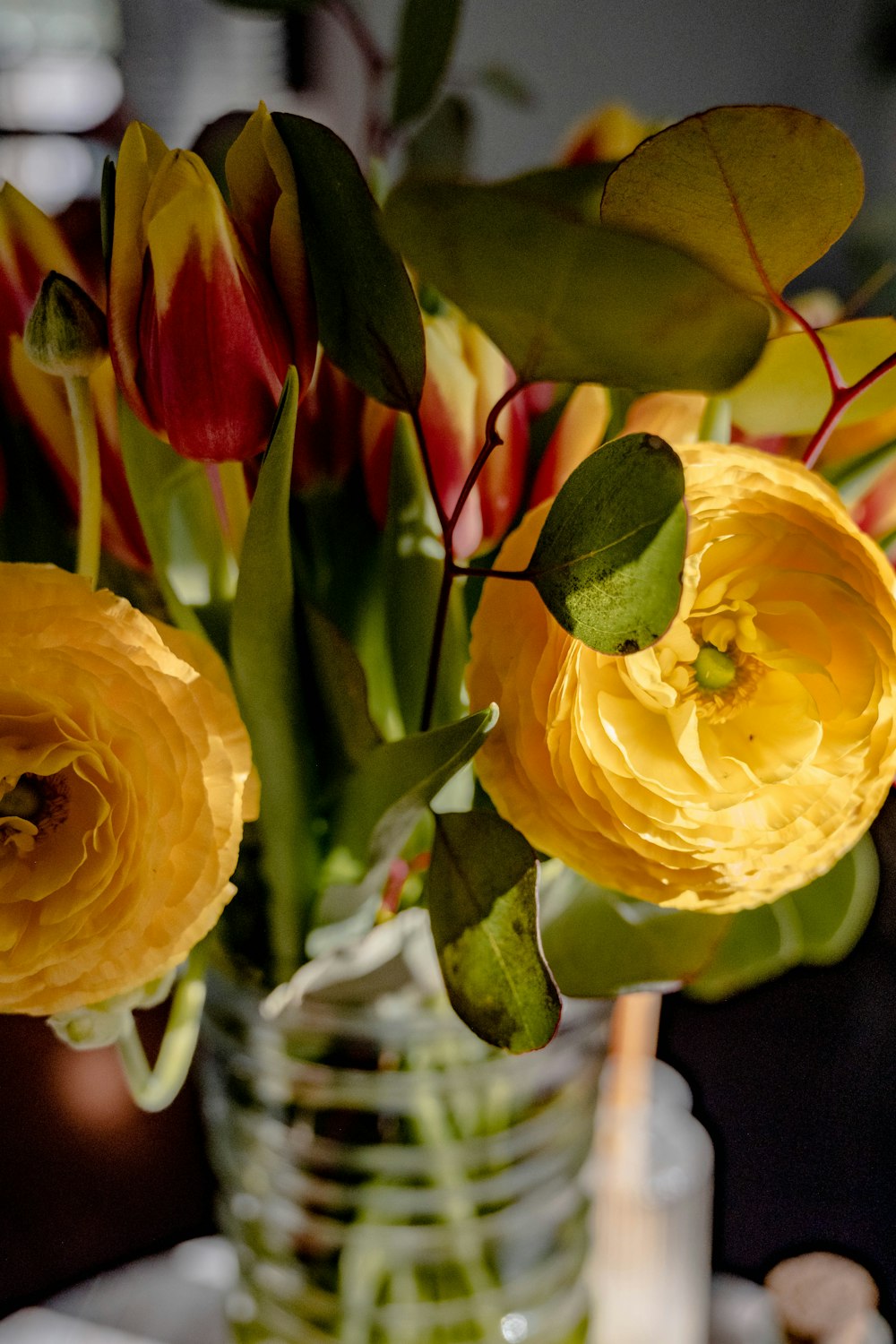 テーブルの上に黄色い花でいっぱいの花瓶