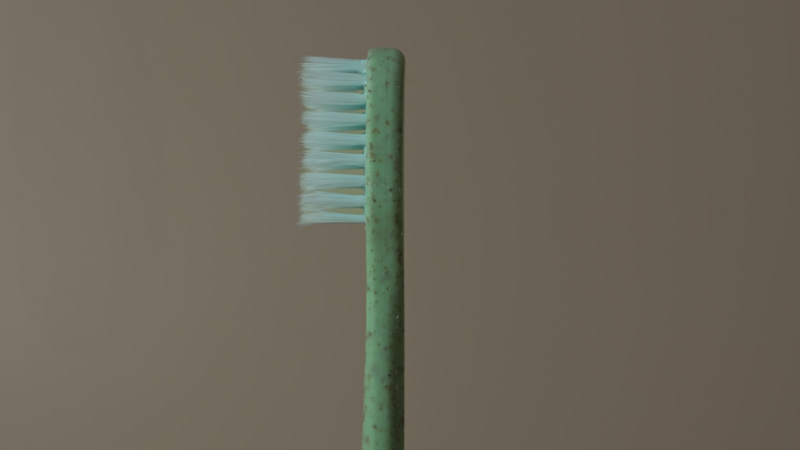 10 Surprising Ways Your Toothbrush Could Harm Your Dental Health插图1