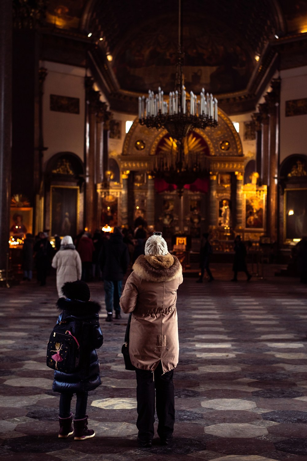 une femme et un enfant debout dans une grande pièce