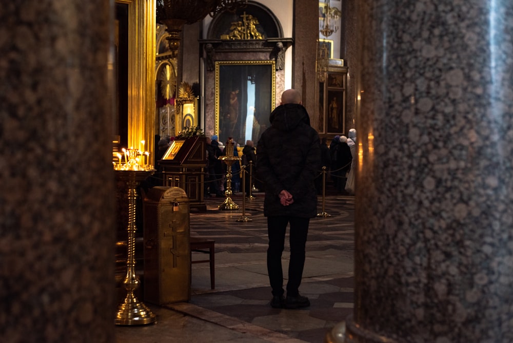 Un uomo in piedi in una chiesa che guarda l'altare