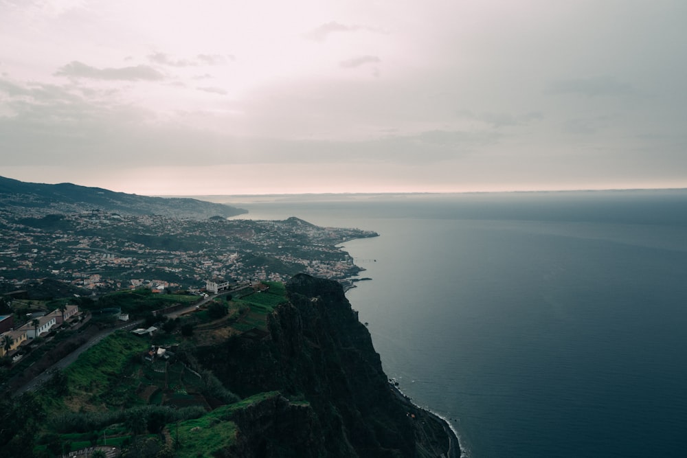 une vue aérienne d’une ville au bord d’une falaise