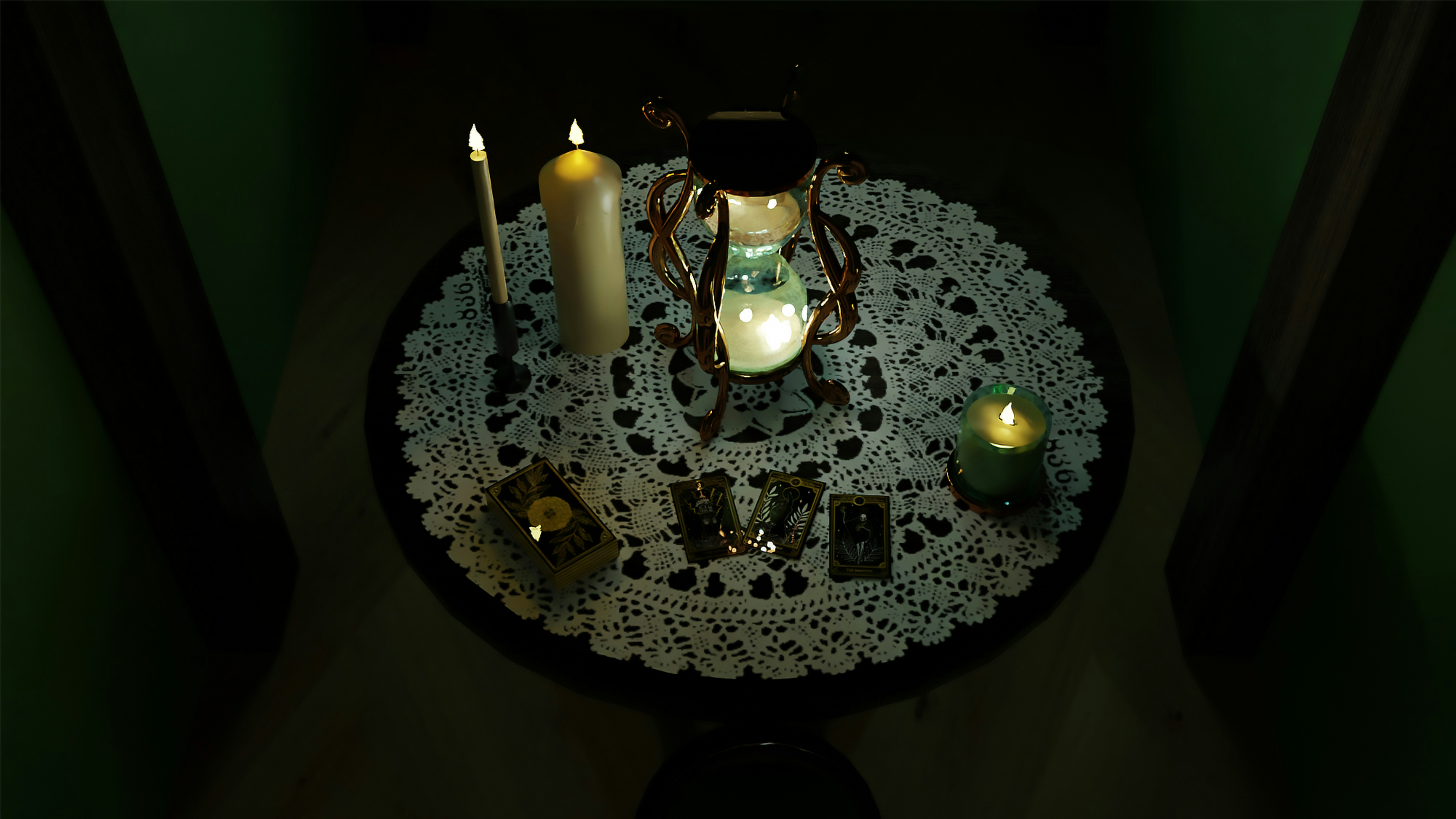 Cartas de tarô dispostas em mesa de madeira escura com velas, ambiente íntimo e iluminação quente