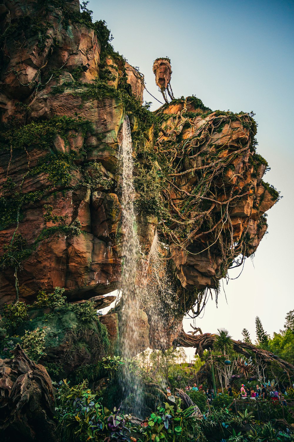 Un uomo in piedi sulla cima di una cascata