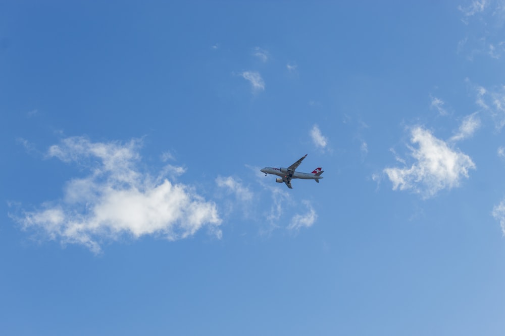 um avião está voando no céu azul