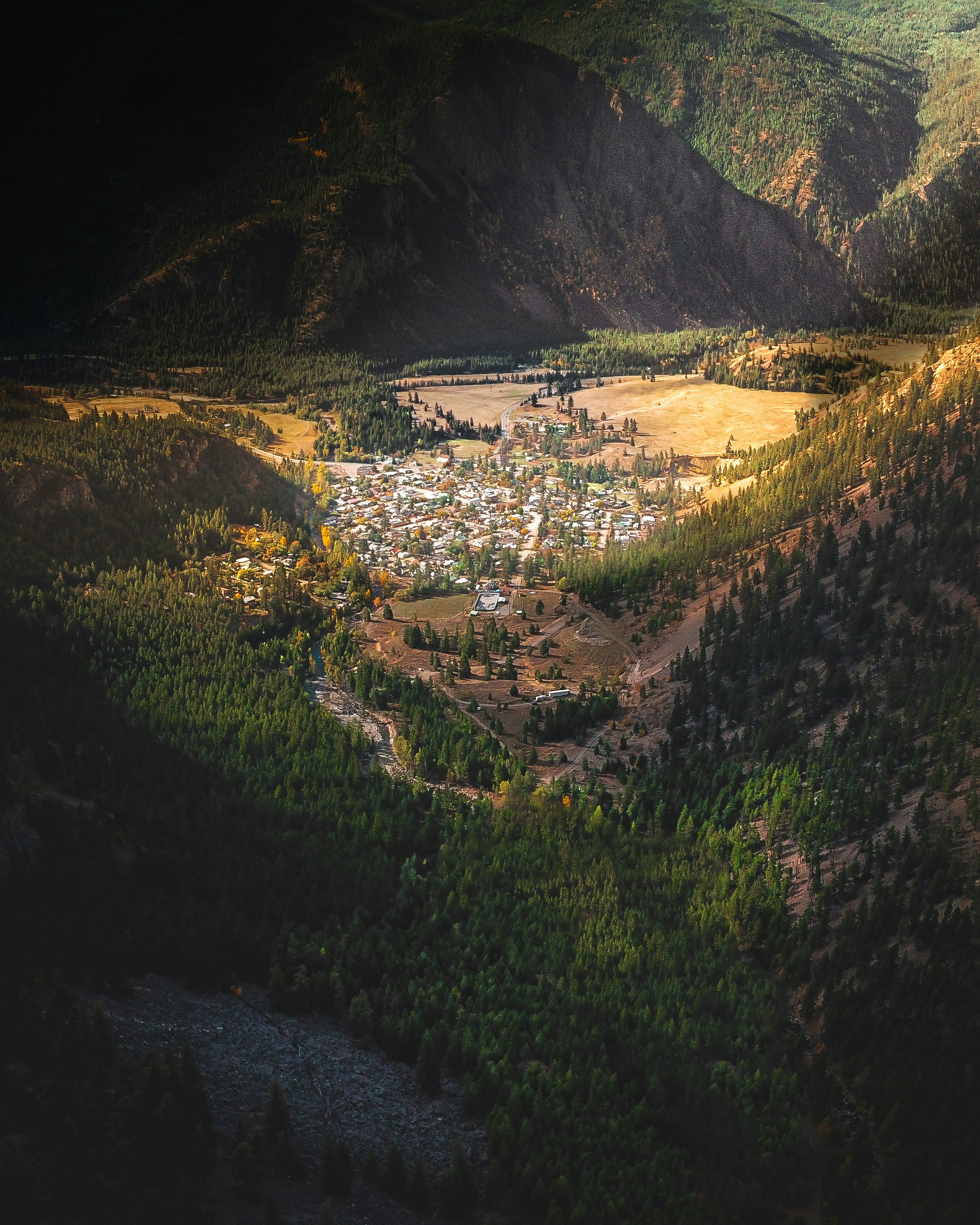 Eine Luftaufnahme einer Stadt, die von Bergen umgeben ist