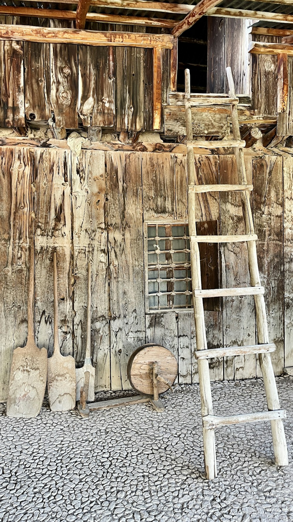 eine Leiter, die an einer Holzwand lehnt