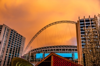 A dramatic sunset behind the Maracanã stadium filled with Flamengo supporters.