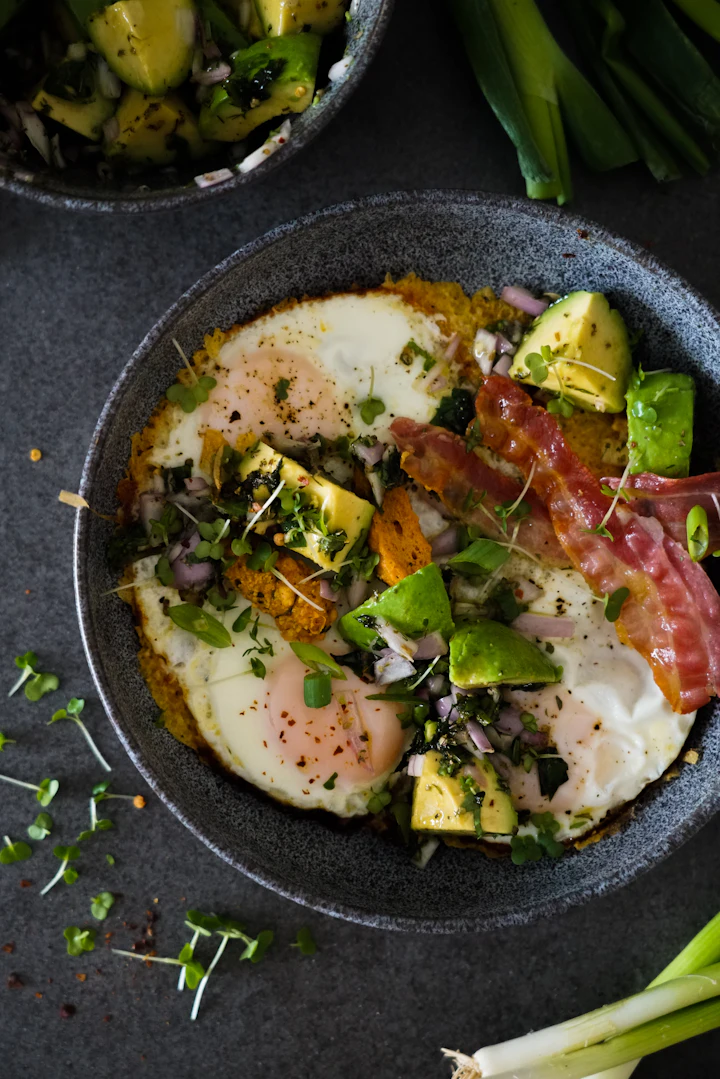 Prato low-carb com ovos, bacon e abacate, luz moody