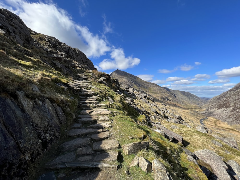 Un camino de piedra que sube por la ladera de una montaña